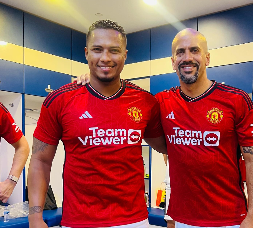 Valencia posed with former Argentina and Man United midfielder Veron
