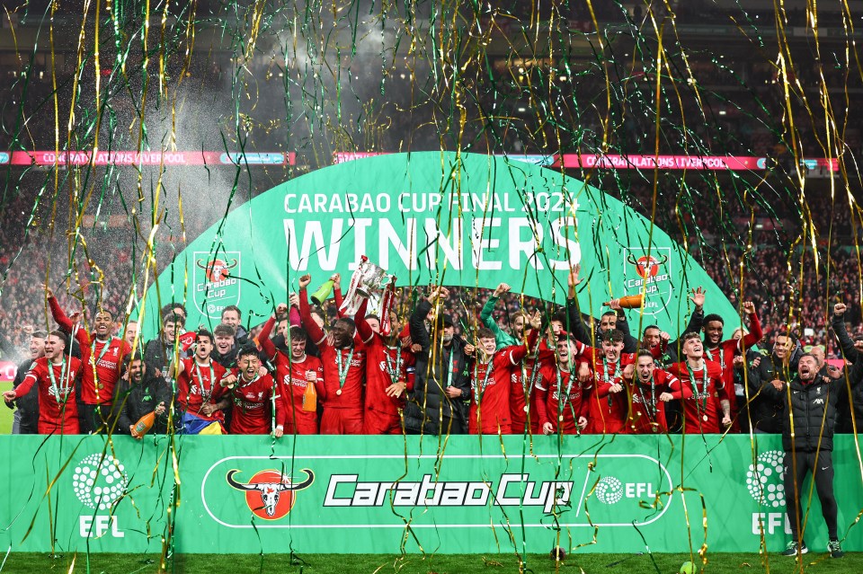 LONDON, ENGLAND - FEBRUARY 25: Liverpool players celebrate as they lift the Carabao Cup Trophy as Liverpool win the Carabao Cup during the Carabao Cup Final match between Chelsea and Liverpool at Wembley Stadium on February 25, 2024 in London, England. (Photo by Robbie Jay Barratt - AMA/Getty Images)