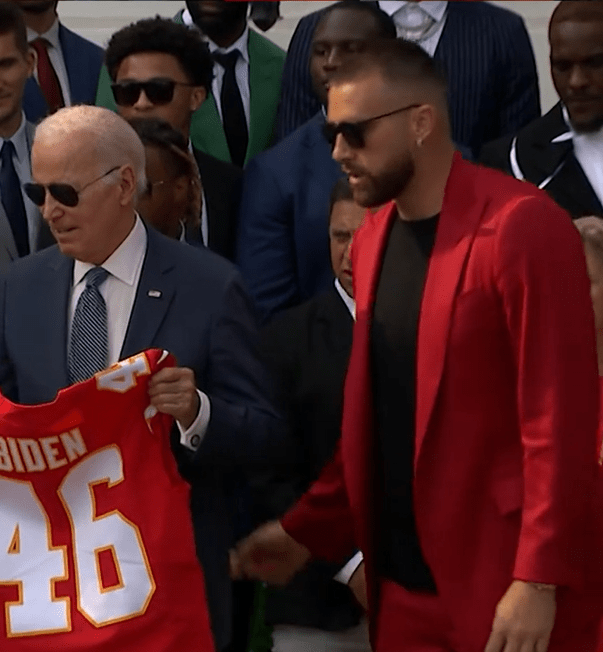 Kelce distracted the President before going over to his podium
