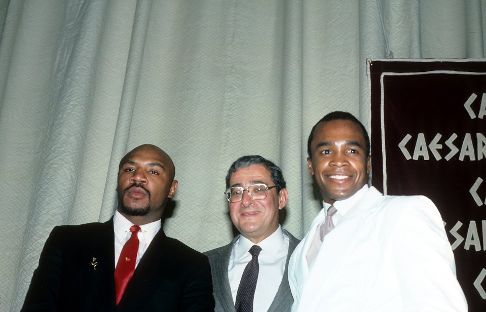 Arum (centre) thinks Curry could have been as good as Leonard (right)