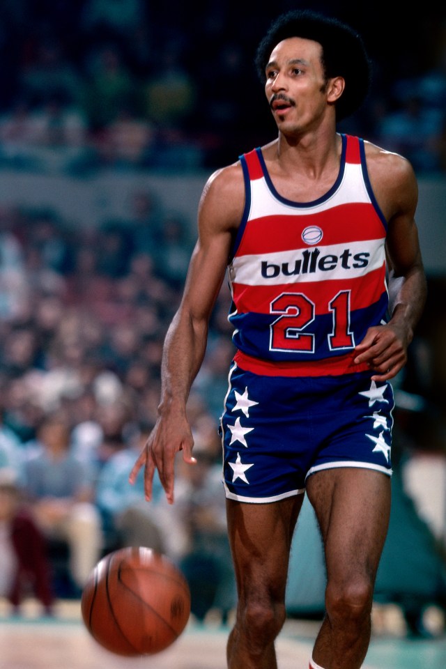 BOSTON, MA - 1976: Dave Bing #21 of the Washington Bullets dribbles the ball against the Boston Celtics during a game played circa 1976 at the Boston Garden in Boston, Massachussets. NOTE TO USER: User expressly acknowledges and agrees that, by downloading and or using this photograph, User is consenting to the terms and conditions of the Getty Images License Agreement. Mandatory Copyright Notice: Copyright 1976 NBAE (Photo by Dick Raphael/NBAE via Getty Images)