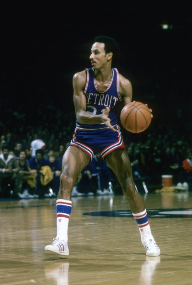 BALTIMORE, MD - CIRCA 1970's: Dave Bing #21 of the Detroit Pistons in action looking to make a pass against the Washington Bullets during an early circa 1970's NBA basketball game at the Baltimore Arena in Baltimore, Maryland. Bing played for the Pistons from 1966 - 75. (Photo by Focus on Sport/Getty Images)