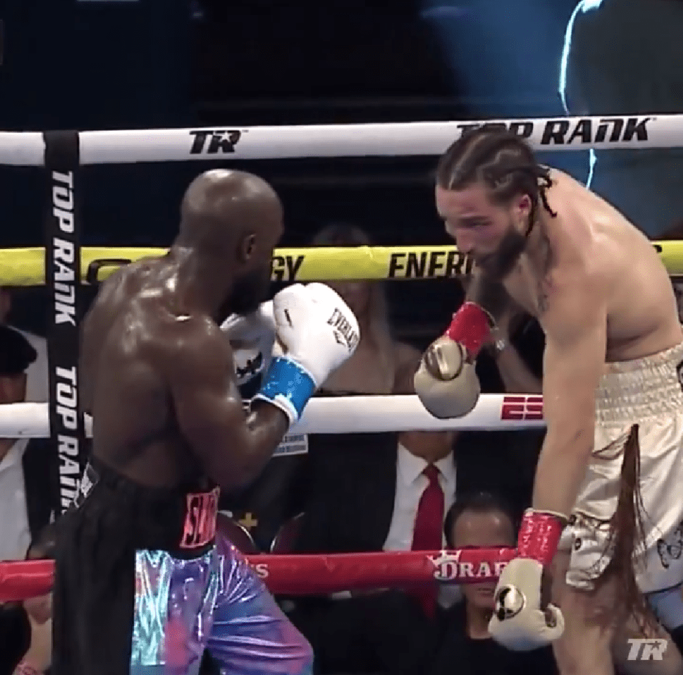 The injury looked very uncomfortable as he did not use his left arm for the entire final round