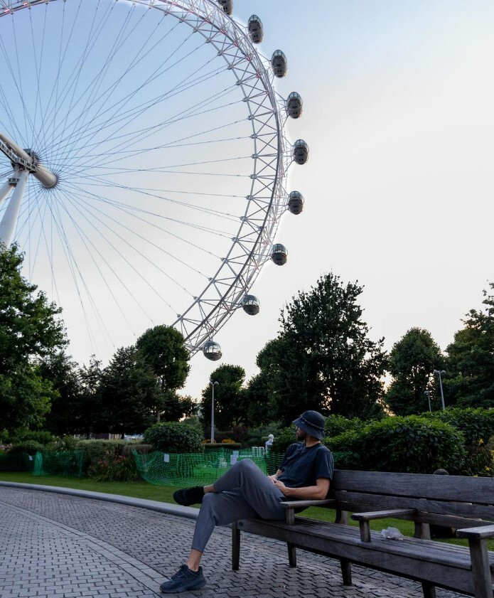 Curry spent some time unwinding by the River Thames