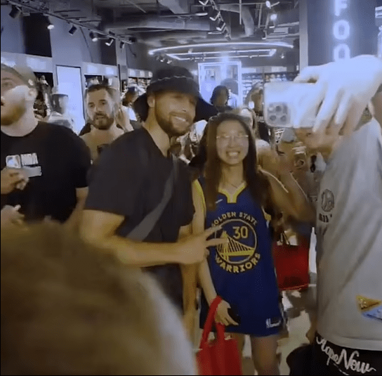 Curry left his fan stunned