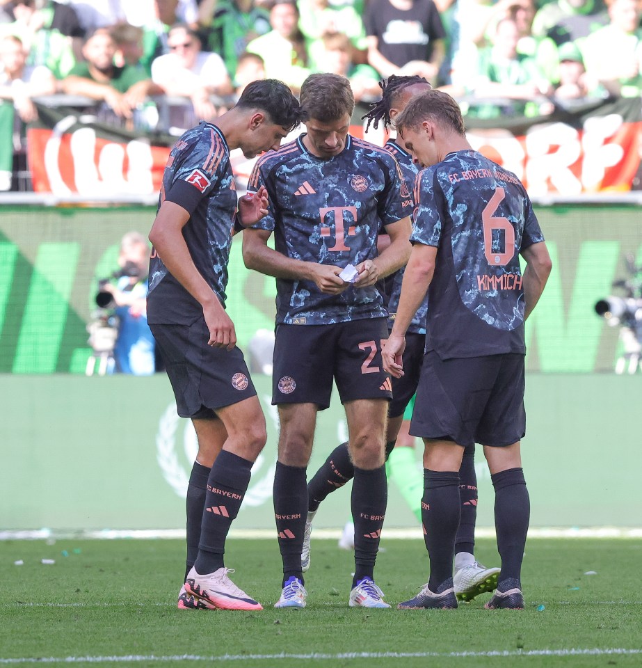 Muller entered the pitch and pulled the note out of his shorts, much to his teammate's surprise