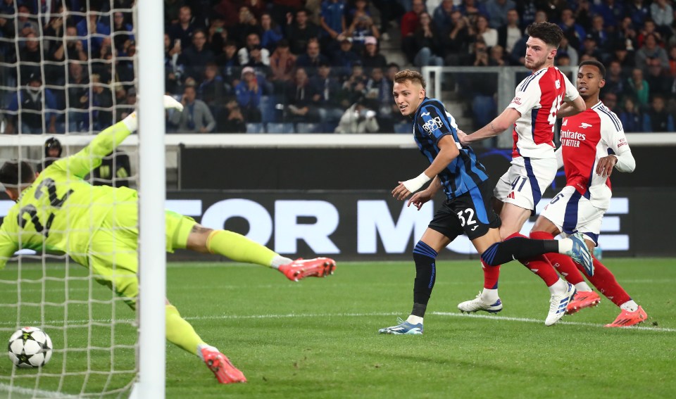Raya somehow kept out the rebound from Retegui to help earn Arsenal a point at Atalanta