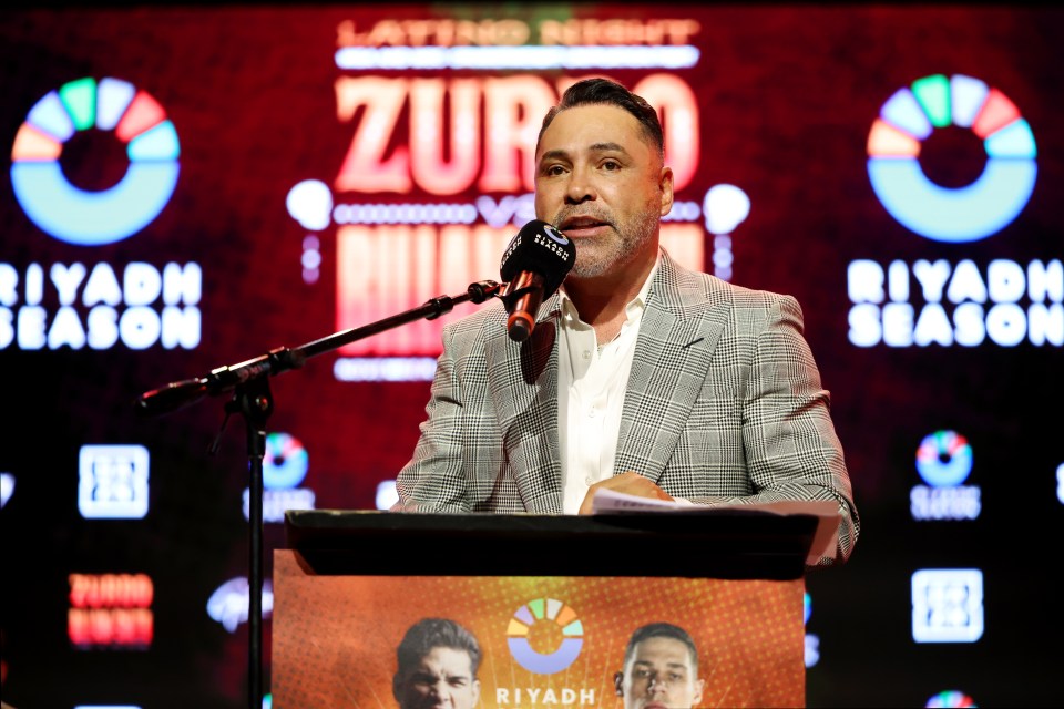 De La Hoya is edging Fury in the rematch, but only just