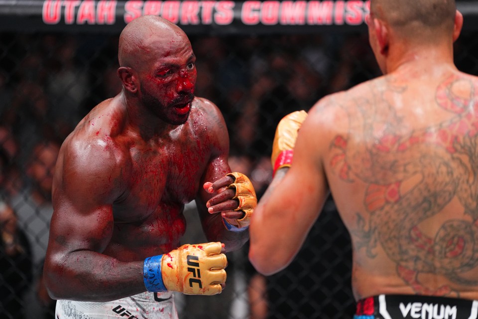 SALT LAKE CITY, UTAH - OCTOBER 05: (L-R) Khalil Rountree Jr. battles Alex Pereira of Brazil in the UFC light heavyweight championship fight during the UFC 307 event at Delta Center on October 05, 2024 in Salt Lake City, Utah. (Photo by Jeff Bottari/Zuffa LLC)