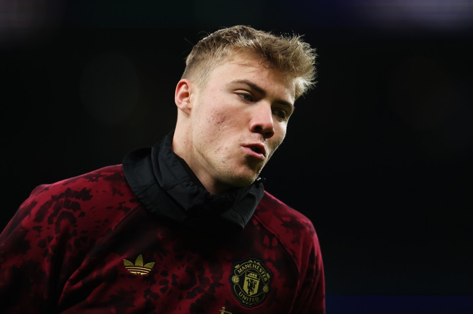 LONDON, ENGLAND - DECEMBER 19: Rasmus Hojlund of Manchester United looks on as he warms up ahead of the Carabao Cup Quarter Final match between Tottenham Hotspur and Manchester United at Tottenham Hotspur Stadium on December 19, 2024 in London, England. (Photo by Alex Pantling/Getty Images)