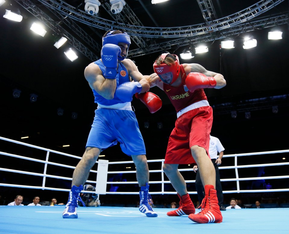 Oleksandr Usyk (R) of the Ukraine defends against Artur Beterbiev (L) of Russia in quaterfinals Heavyweight (91kg) boxing of the 2012 London Olympic Games at the ExCel Arena August 5, 2012 in London.   AFP PHOTO / Jack GUEZ        (Photo credit should read JACK GUEZ/AFP/GettyImages)