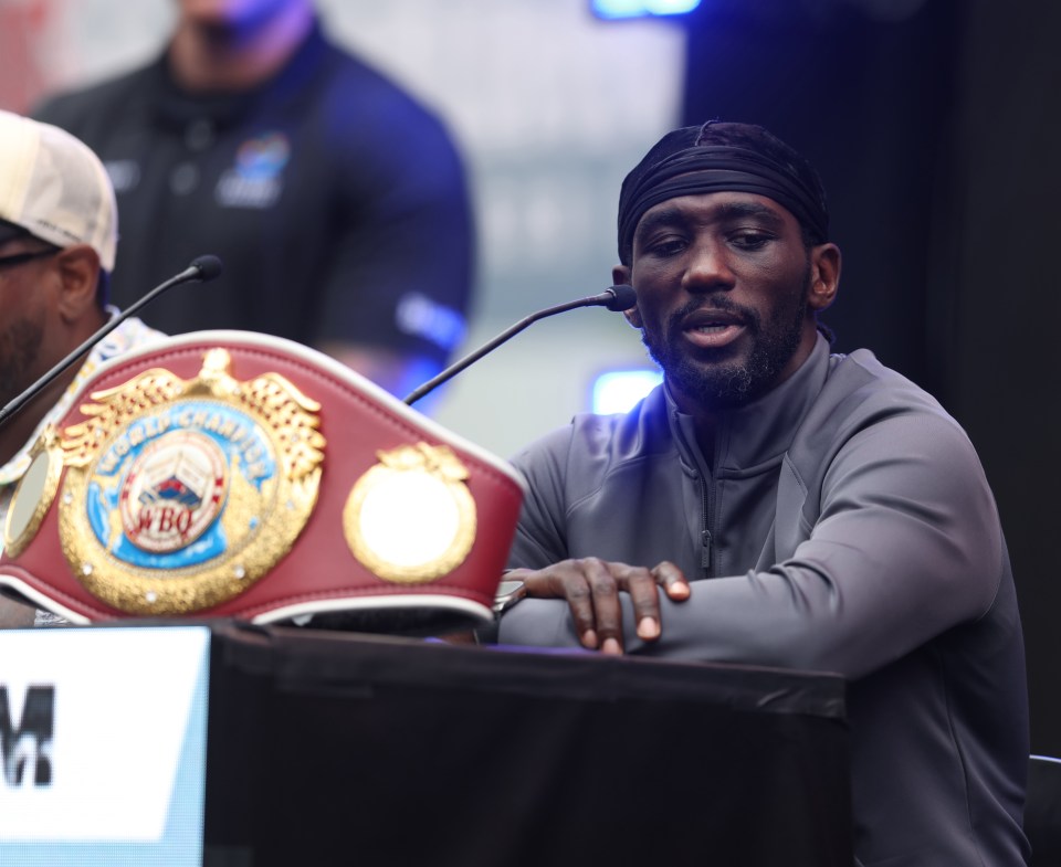 Crawford argued with Davis over who has earned more from the sport