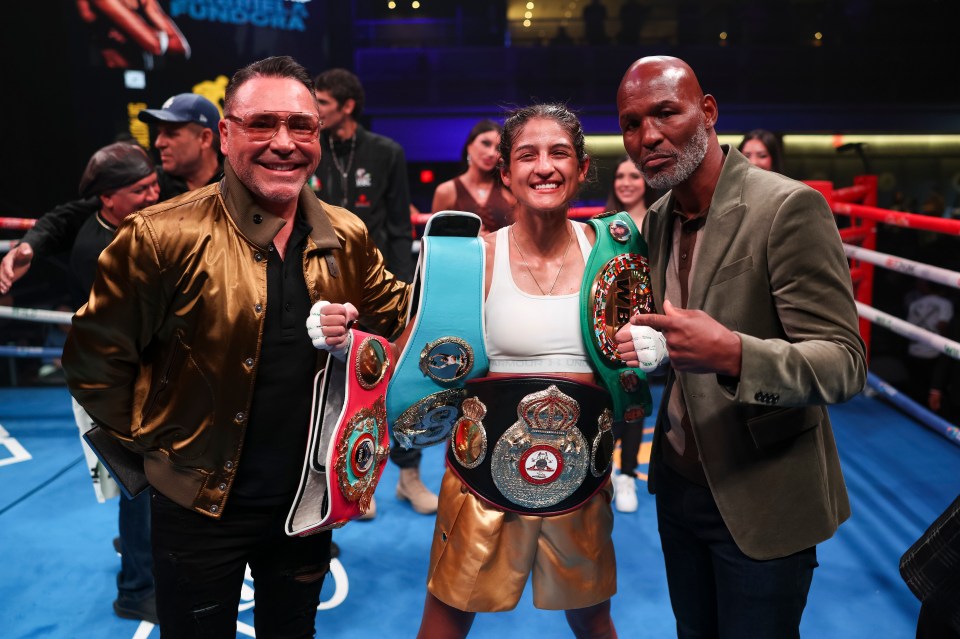LAS VEGAS, NEVADA - NOVEMBER 02: Gabriela Fundora poses with Oscar De La Hoya (L) and Bernard Hopkins (R) after defeating Gabriela Alaniz in a fight at The Theater on November 02, 2024 in Las Vegas, Nevada. (Photo by Cris Esqueda/Golden Boy/Getty Images)