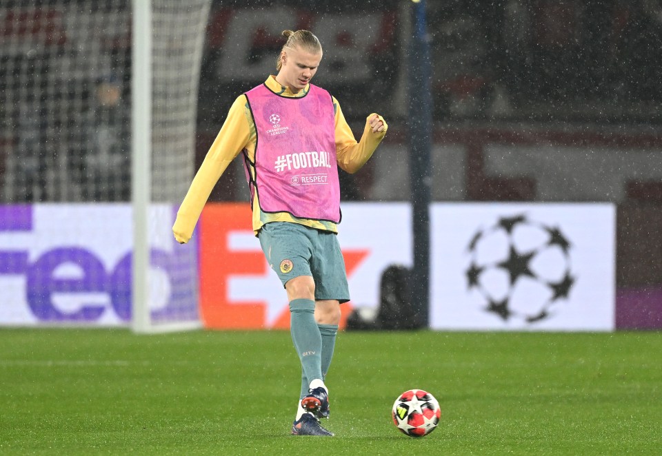PARIS, FRANCE - JANUARY 22: Erling Haaland of Manchester City warms up prior to the UEFA Champions League 2024/25 League Phase MD7 match between Paris Saint-Germain and Manchester City at Parc des Princes on January 22, 2025 in Paris, France. (Photo by Mike Hewitt/Getty Images)