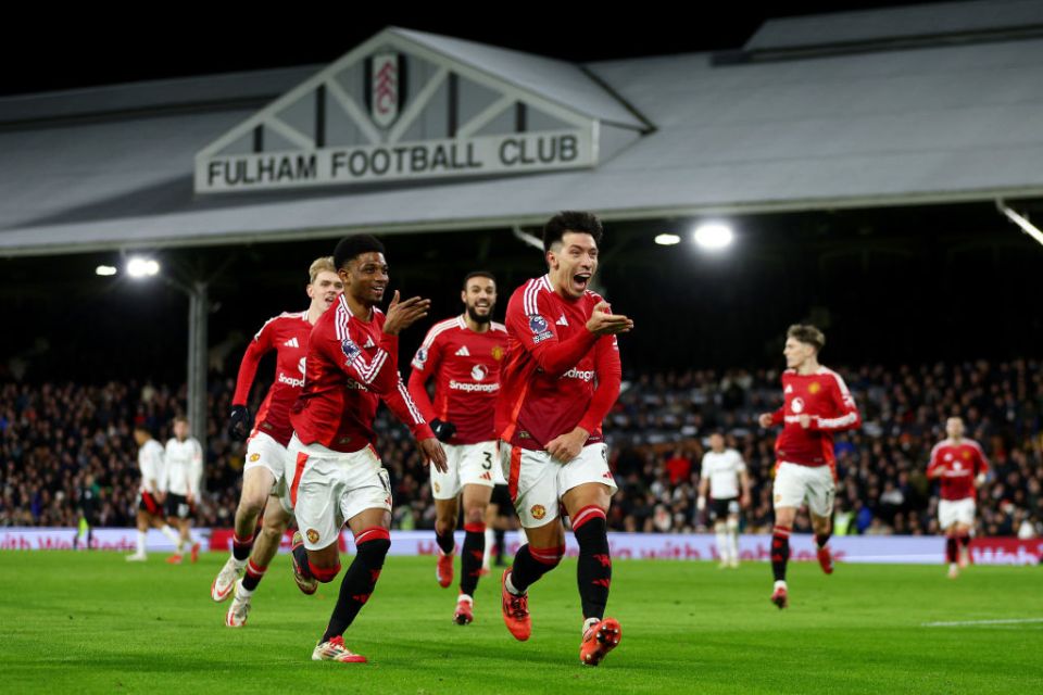 LONDON, ENGLAND - JANUARY 26: Lisandro Martinez of Manchester United celebrates scoring his team's first goal during the Premier League match between Fulham FC and Manchester United FC at Craven Cottage on January 26, 2025 in London, England. (Photo by Clive Rose/Getty Images)