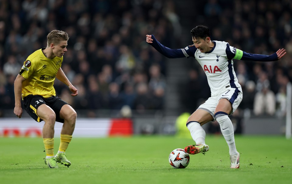 LONDON, ENGLAND - JANUARY 30: Son Heung-Min of Tottenham Hotspur controls the ball whilst under pressure from Gottfrid Rapp of Elfsborg during the UEFA Europa League 2024/25 League Phase MD8 match between Tottenham Hotspur and IF Elfsborg at Tottenham Hotspur Stadium on January 30, 2025 in London, England. (Photo by Mark Thompson/Getty Images)