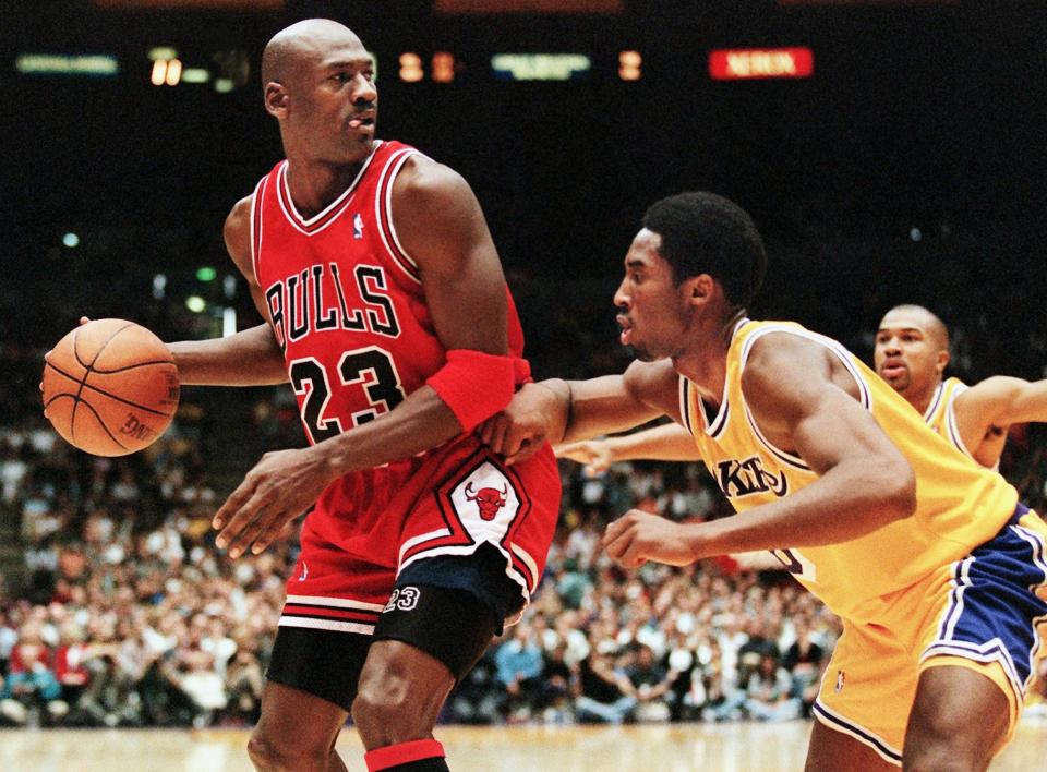LOS ANGELES, UNITED STATES:  Michael Jordan of the Chicago Bulls (L) eyes the basket as he is guarded by Kobe Bryant of the Los Angeles Lakers during their 01 February game in Los Angeles, CA. Jordan will appear in his 12th NBA All-Star game 08 February while Bryant will make his first All-Star appearance. The Lakers won the game 112-87.  AFP PHOTO/Vince BUCCI (Photo credit should read Vince Bucci/AFP via Getty Images)
