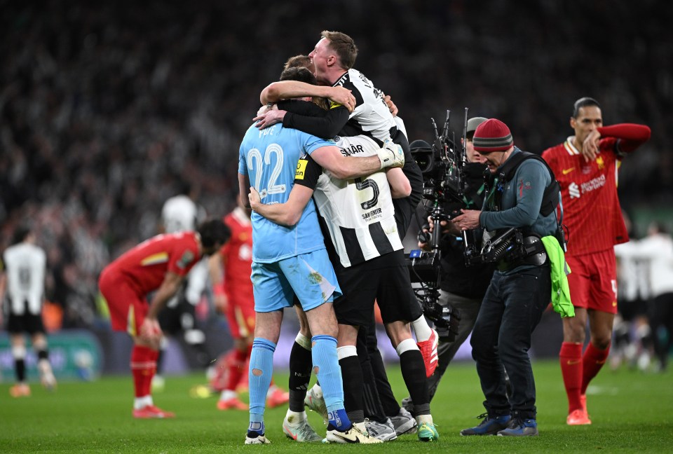 LONDON, ENGLAND - MARCH 16: Players of Newcastle United celebrate victory following the Carabao Cup Final between Liverpool and Newcastle United at Wembley Stadium on March 16, 2025 in London, England. (Photo by Justin Setterfield/Getty Images)