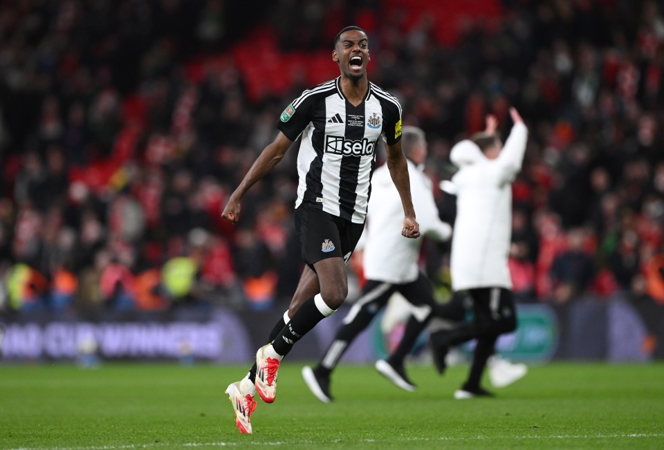 LONDON, ENGLAND - MARCH 16: Alexander Isak of Newcastle United celebrates victory following the Carabao Cup Final between Liverpool and Newcastle United at Wembley Stadium on March 16, 2025 in London, England. (Photo by Stu Forster/Getty Images)