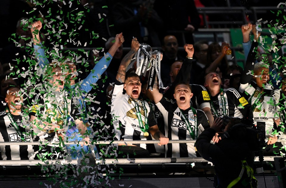LONDON, ENGLAND - MARCH 16: Bruno Guimaraes and Kieran Trippier of Newcastle United lift the Carabao Cup Trophy after their team's victory in the Carabao Cup Final between Liverpool and Newcastle United at Wembley Stadium on March 16, 2025 in London, England. (Photo by Stu Forster/Getty Images)