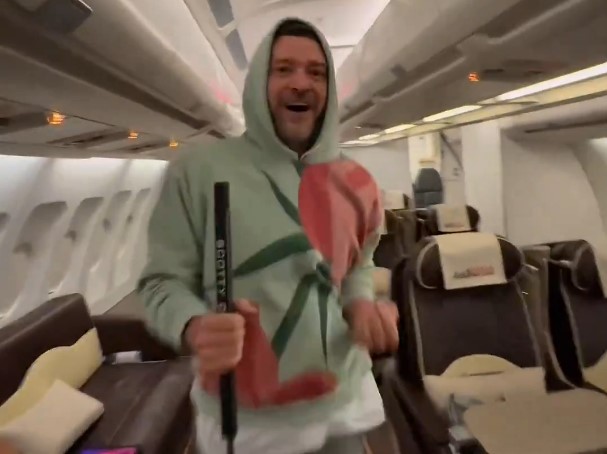 Timberlake paid tribute to him after sinking a putt on a plane