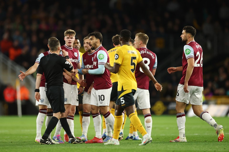 WOLVERHAMPTON, ENGLAND - APRIL 01: Match Referee Tony Harrington is confronted by Evan Ferguson, Jarrod Bowen and Lucas Paqueta of West Ham United during the Premier League match between Wolverhampton Wanderers FC and West Ham United FC at Molineux on April 01, 2025 in Wolverhampton, England. (Photo by Dan Istitene/Getty Images)