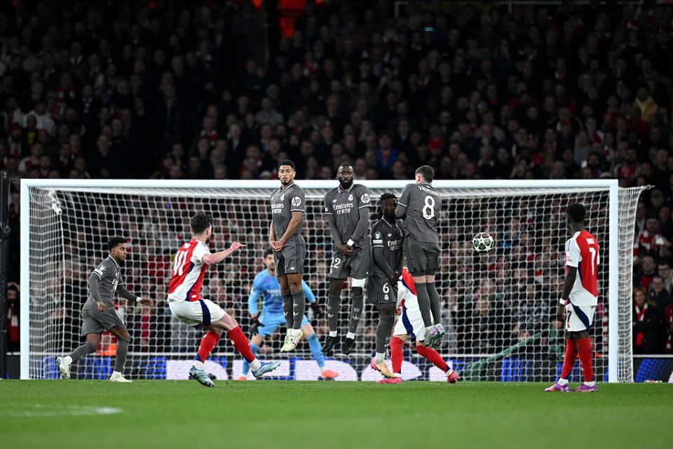 LONDON, ENGLAND - APRIL 08: Declan Rice of Arsenal scores his team's first goal from a free kick as Jude Bellingham, Antonio Ruediger, Eduardo Camavinga and Federico Valverde of Real Madrid jump in a defensive wall during the UEFA Champions League 2024/25 Quarter Final First Leg match between Arsenal FC and Real Madrid C.F. at Emirates Stadium on April 08, 2025 in London, England. (Photo by Justin Setterfield/Getty Images)