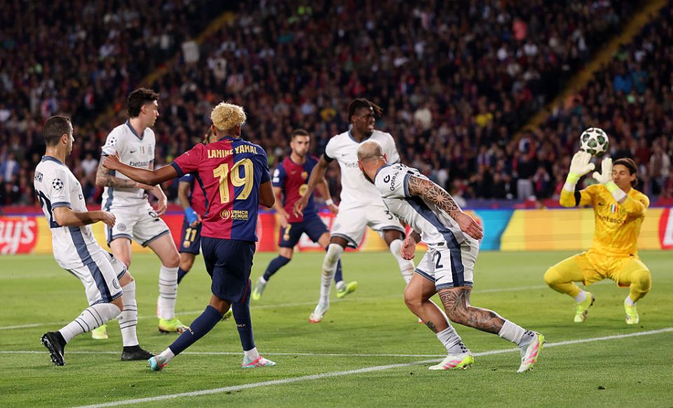 BARCELONA, SPAIN - APRIL 30: Yann Sommer of FC Internazionale saves a shot from Lamine Yamal of FC Barcelona during the UEFA Champions League 2024/25 Semi Final First Leg match between FC Barcelona and FC Internazionale Milano at Estadi Olimpic Lluis Companys on April 30, 2025 in Barcelona, Spain. (Photo by Carl Recine/Getty Images)