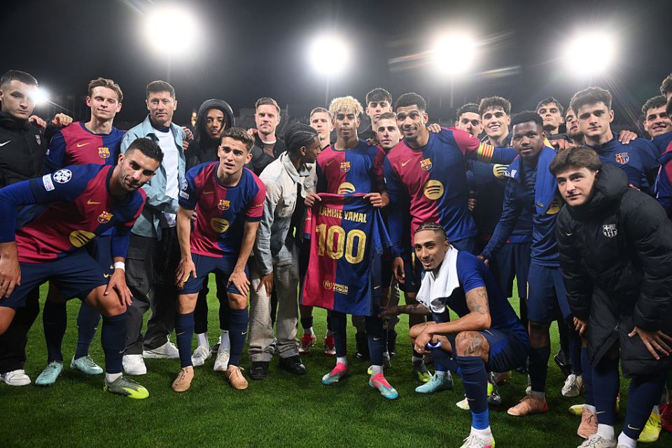 BARCELONA, SPAIN - APRIL 30: Lamine Yamal of FC Barcelona poses for a photo with team mates after being awarded a match shirt celebrating his hundredth appearance for FC Barcelona after the UEFA Champions League 2024/25 Semi Final First Leg match between FC Barcelona and FC Internazionale Milano at Estadi Olimpic Lluis Companys on April 30, 2025 in Barcelona, Spain. (Photo by Michael Regan - UEFA/UEFA via Getty Images)