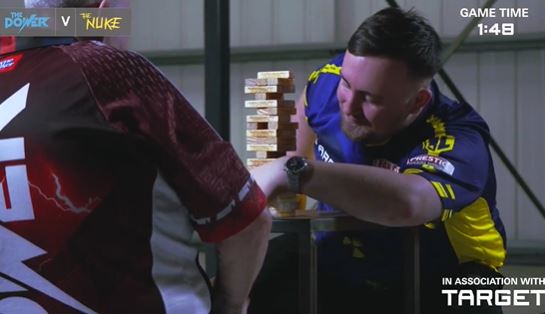The pair met in a game of Jenga as they took a break from the oche