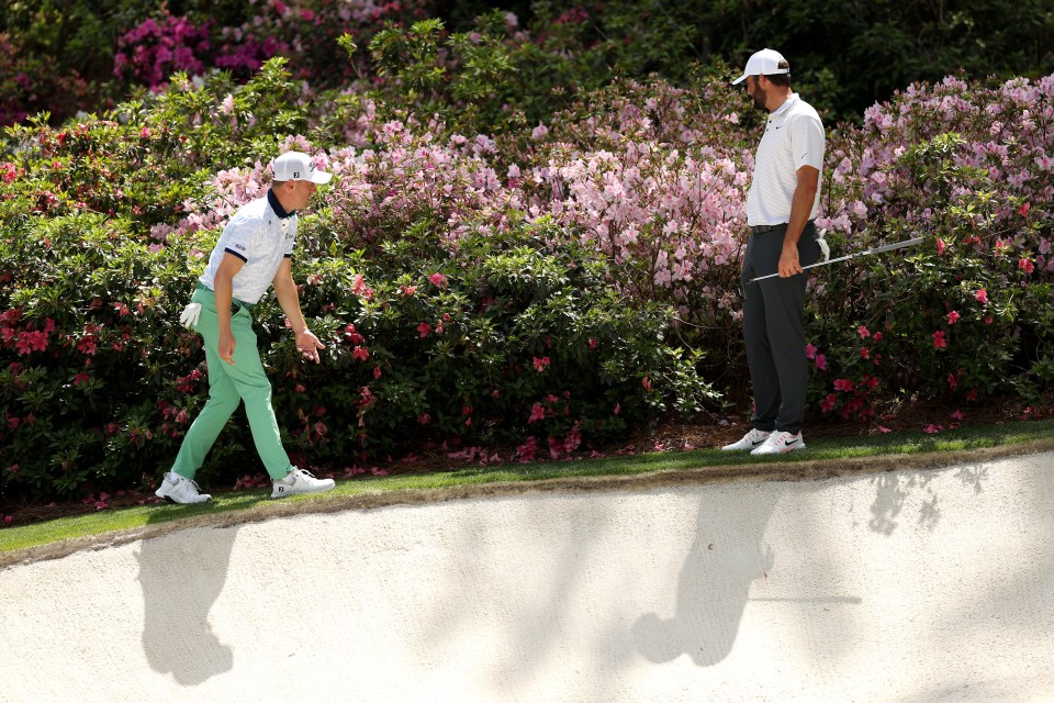 The world No.1 helps compatriot Justin Thomas look for his ball