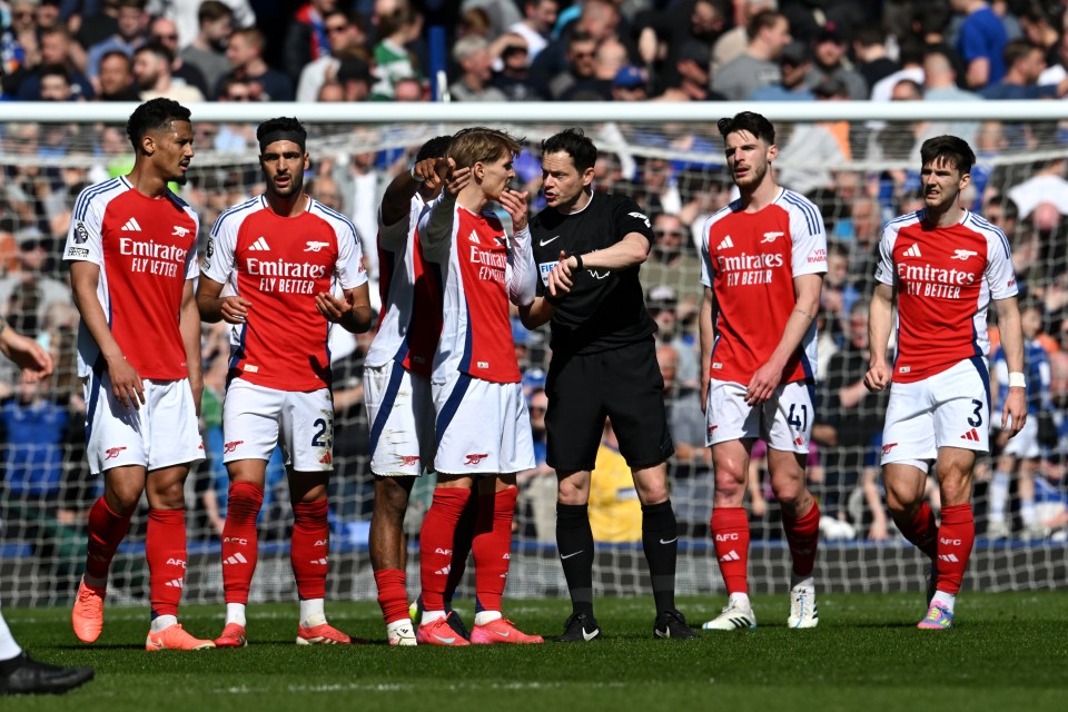 But Arsenal's players weren't happy the official then allowed play to continue and Everton to have a last-ditch attack