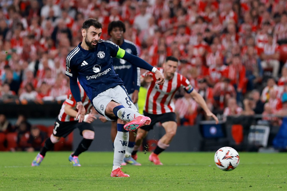 BILBAO, SPAIN - MAY 01: Bruno Fernandes of Manchester United scores his team's second goal from the penalty spot during the UEFA Europa League 2024/25 Semi Final First Leg match between Athletic Bilbao and Manchester United at San Mames Stadium on May 01, 2025 in Bilbao, Spain. (Photo by Clive Brunskill/Getty Images)