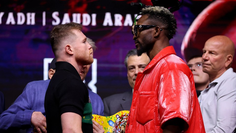 Canelo is preparing to face William Scull in Saudi Arabia this weekend