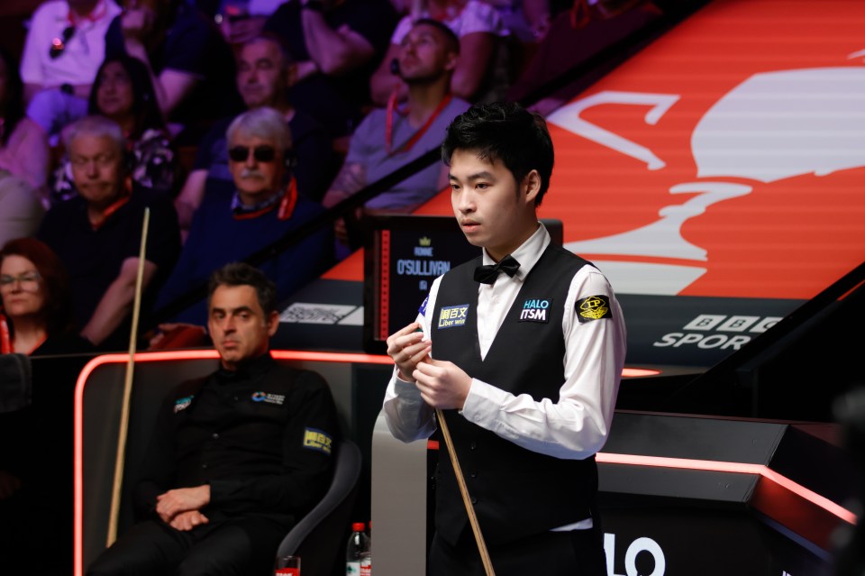 Ronnie O'Sullivan booked his place in the semi-finals after overcoming Si Jiahui
